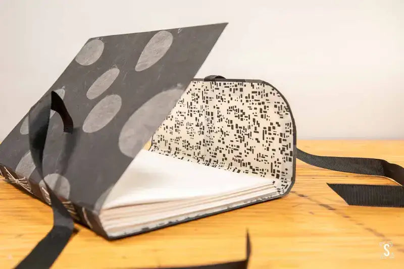 Long Stitch - A5 - Smooth Laser White - Cellula Black/Grey - Squares Black/Natural - Journal